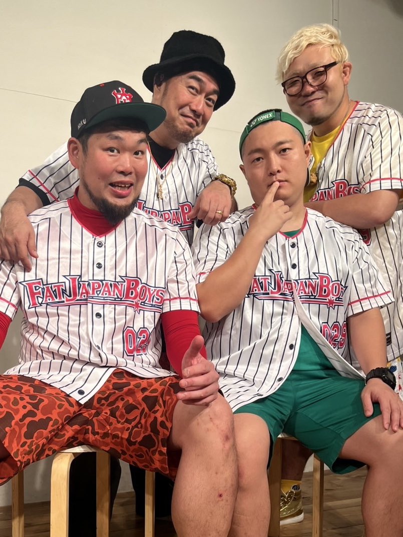 FATJAPANBOYS's tweet photo. 明日（26日）はオギカンに
FAT JAPAN BOYSが出現🍔

2チームに分かれて荻窪を飲み食べ歩きます！
一緒にカンパーイしましょう🍻

そして22:00〜は…

＿人人人人人人人人人人＿
＞　集合してミニLIVE　＜
￣Y^Y^ Y^Y^Y^Y^Y^Y^Y￣

を予定しています

メンバーの出没やLIVE店舗の情報はSNSをチェック✅ https://t.co/ONdAYI0i3y