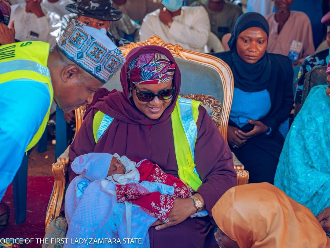 Unitedti's tweet image. Zamfara First Lady Leads Mass Wedding of 200 Female Orphans, Unveils Wide-Ranging Welfare Interventions

The First Lady of Zamfara State, Haj Huriyya Dauda Lawal @HuriyyaDL has led the mass wedding of 200 female orphans, organized by the State Zakkat and Endowment Board as its…