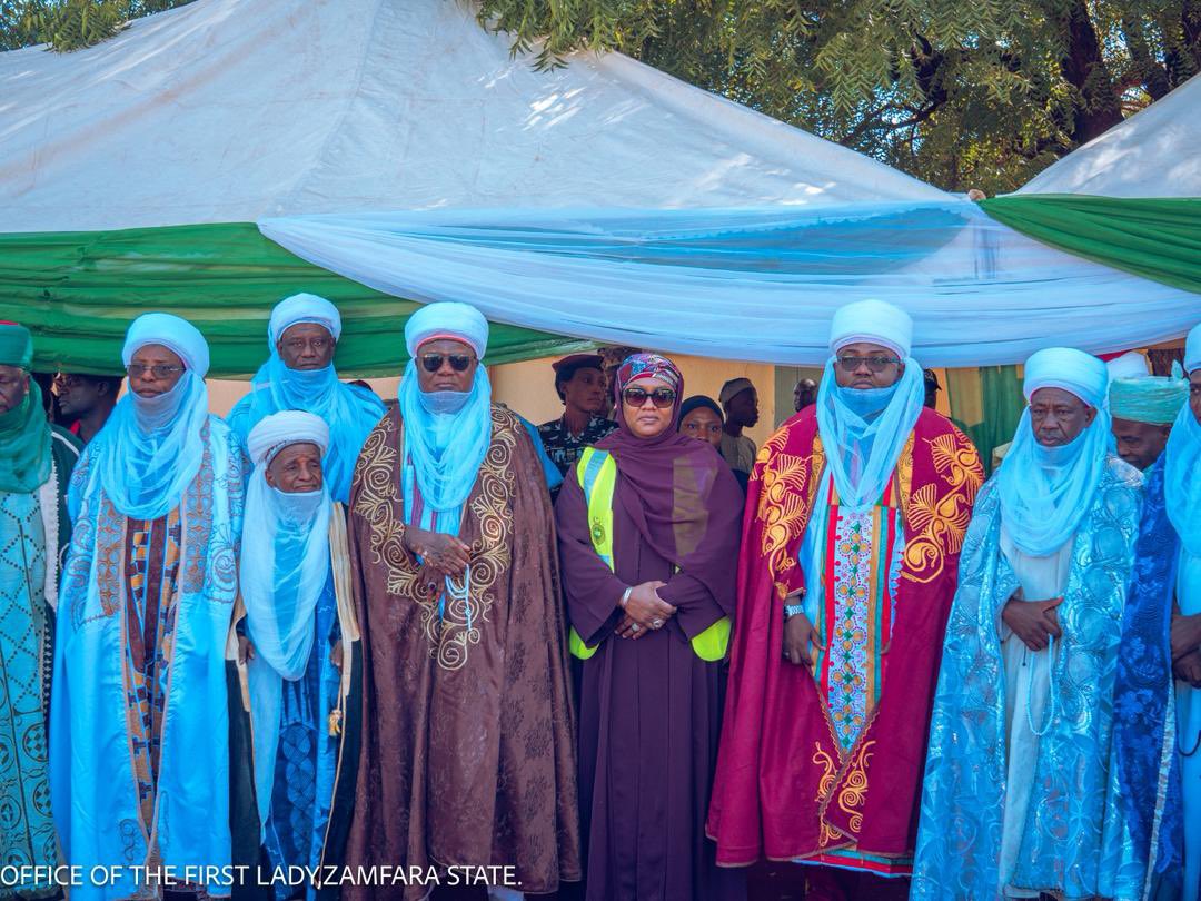 Unitedti's tweet image. Zamfara First Lady Leads Mass Wedding of 200 Female Orphans, Unveils Wide-Ranging Welfare Interventions

The First Lady of Zamfara State, Haj Huriyya Dauda Lawal @HuriyyaDL has led the mass wedding of 200 female orphans, organized by the State Zakkat and Endowment Board as its…