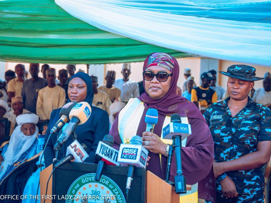 Unitedti's tweet image. Zamfara First Lady Leads Mass Wedding of 200 Female Orphans, Unveils Wide-Ranging Welfare Interventions

The First Lady of Zamfara State, Haj Huriyya Dauda Lawal @HuriyyaDL has led the mass wedding of 200 female orphans, organized by the State Zakkat and Endowment Board as its…