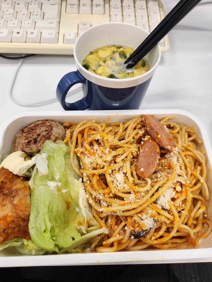 u688228's tweet photo. 節約弁当。昨日の昼食の残り物。原価200円くらいかな（笑）
#スパゲッティ
#ナポリタン https://t.co/SUQjuMX0mY