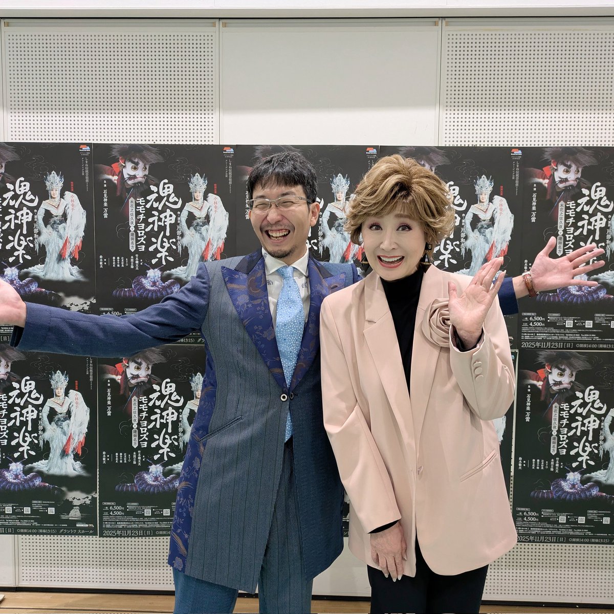 Sachiko_5884's tweet photo. 一昨日、島根県益田市「グラントワ」にて「しまね伝統芸能祭　魂神楽〜モモチヨロズヨ〜」が開催されました‼️‼️

新宿で開催された「Zipang the Party」から大きくリニューアルされて、2時間超えのショーとなりました🌸

私も前日から入り、リハーサル、ゲネプロ、そして本番を迎えましたが、皆さんのお稽古の量は、大変だったかと思います‼️

主演の原亮太くんと、石見神楽「万雷」の皆さんのパフォーマンス、熱意が凄すぎた✨
子ども達も可愛かった🐒

主演の本間日陽ちゃんも、歌、お芝居、ダンスと沢山の挑戦、最高👍👍
竹本織太夫さんの語りも素晴らしかったです✨
RYOさんのかっこいいサウンド💛💙
MPLUSPLUS のLED演出がオロチとの融合もカッコいい‼️

お囃子　尺八　太鼓　など、
とても新しく、素晴らしい融合のステージでした‼️

これが、東京や全国、そして世界にも届くと嬉しいな♥️🧡♥️

スタッフそして、益田の皆さん、お疲れ様でした‼️

そしてそして、万雷代表の神田惟佑さん。
作・演出の戸部和久さん、本当にお疲れ様でした‼️

また、ご一緒できたら嬉しいです🩷

#sachikokobayashi 
#小林幸子 
#石見神楽 
#石見神楽万雷 
#本間日陽 ちゃん
#竹本織太夫 さん
#RYO くん
#神田惟佑 さん
#戸部和久 さん
#魂神楽モモチヨロズヨ 
#グラントワ 
#島根県益田市 
#しまね伝統芸能祭