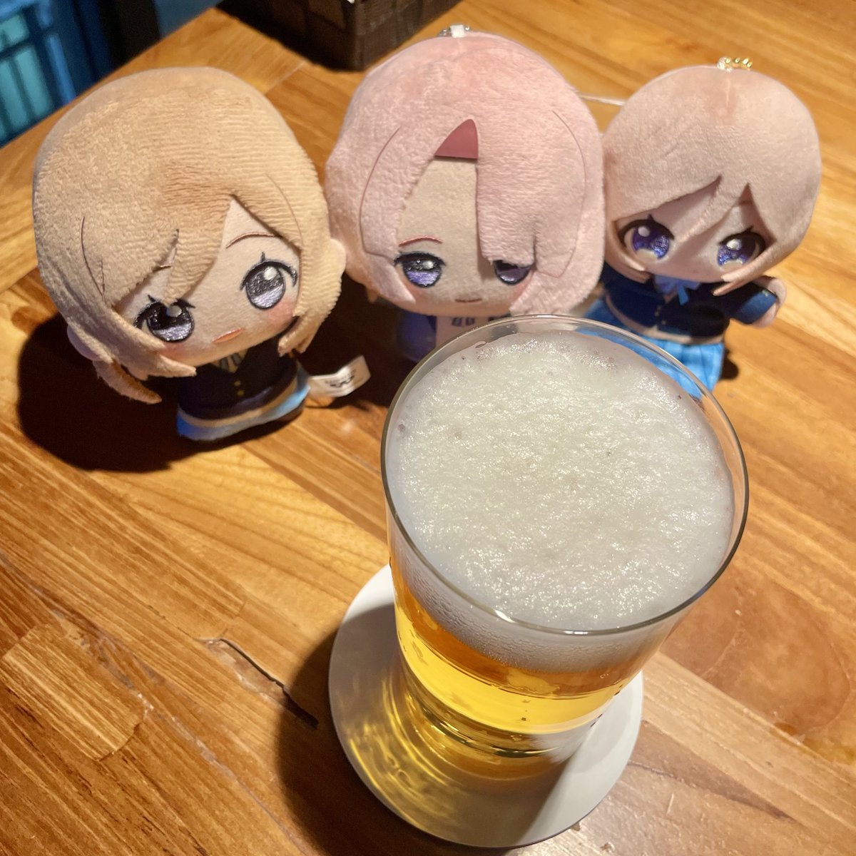 taskits2's tweet image. お姉ちゃんズ、麻央くん、倉本さんのPさんと合流前に乗換駅で一杯、スイングカランの黒ラベルだよ…ガス柔らかくなってるから秒でグラス空いちゃうね… #初星学園ぬいぬい部