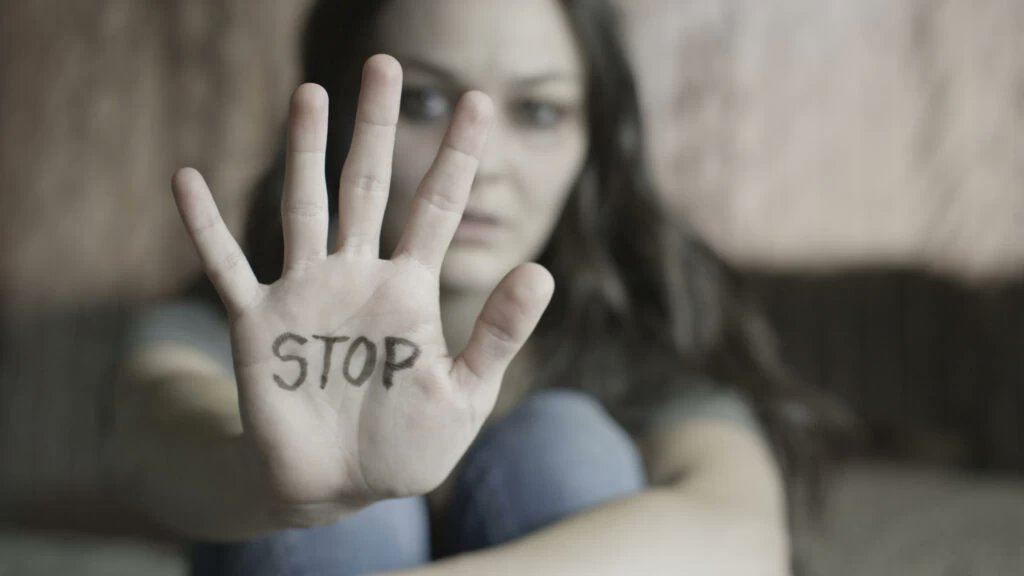 Oggi è la giornata internazionale contro la #violenza sulle #donne. Un fenomeno da contrastare dove anche le aziende svolgono un ruolo importante. Per <a href="/eni/">eni</a> fare #cultura non significa solo sensibilizzare ma cambiare  la vita delle persone, con formazione, strumenti e supporto.