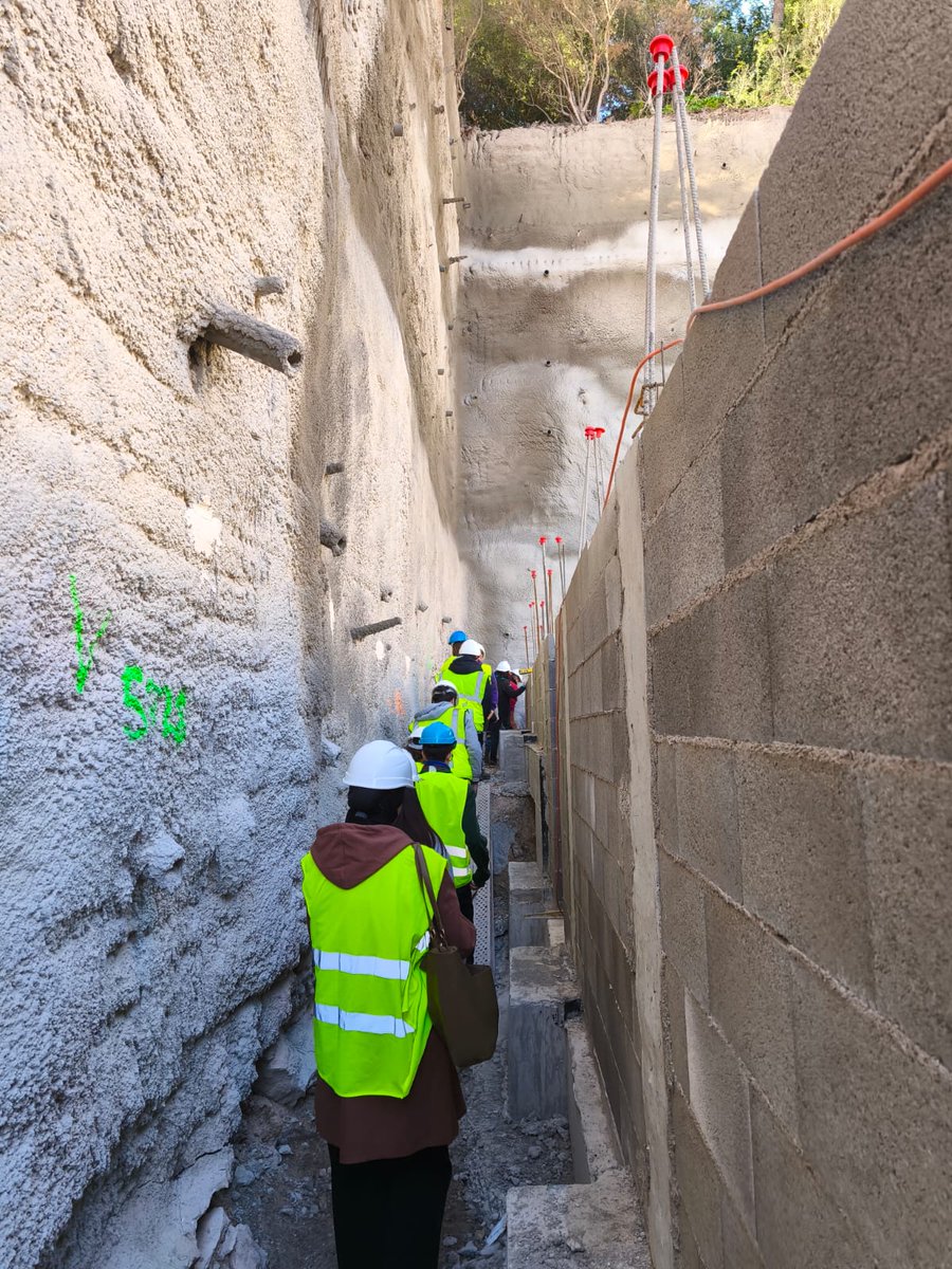 COAATMCA's tweet image. 📌 Nuestro secretario técnico, Mateo Moyá, ha acompañado hoy a alumnos de 3º y 4º del Grado de Edificación en una visita de obra a un edificio en construcción en Calvià.
✅ La visita estaba organizada por la profesora de Seguridad y Salud, María Pina.