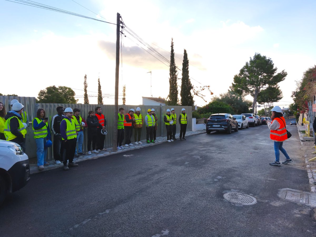 📌 Nuestro secretario técnico, Mateo Moyá, ha acompañado hoy a alumnos de 3º y 4º del Grado de Edificación en una visita de obra a un edificio en construcción en Calvià.
✅ La visita estaba organizada por la profesora de Seguridad y Salud, María Pina.