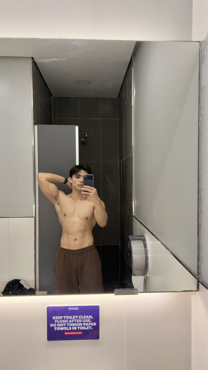 ArcitaC's tweet photo. getting that v-shape body 🤧 https://t.co/Mb2b9y7KBz