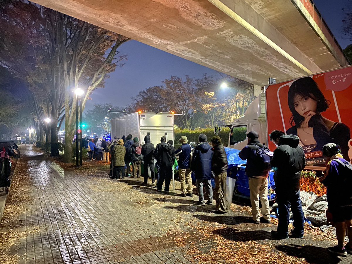 sokai_takidashi's tweet image. 代々木公園も配布完了です！

寒さがどんどん本格化してきているのでたっぷりのにんにくしょうがで身体の内から温まっていただきます！
やはりこの時間は寒さが酷く、皆さんに送っていただいた衣類がとても喜ばれています！…