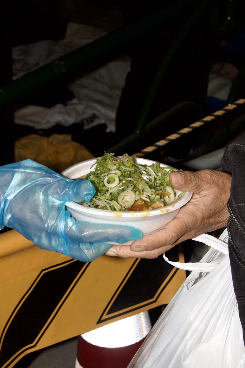 sokai_takidashi's tweet image. 代々木公園も配布完了です！

寒さがどんどん本格化してきているのでたっぷりのにんにくしょうがで身体の内から温まっていただきます！
やはりこの時間は寒さが酷く、皆さんに送っていただいた衣類がとても喜ばれています！…