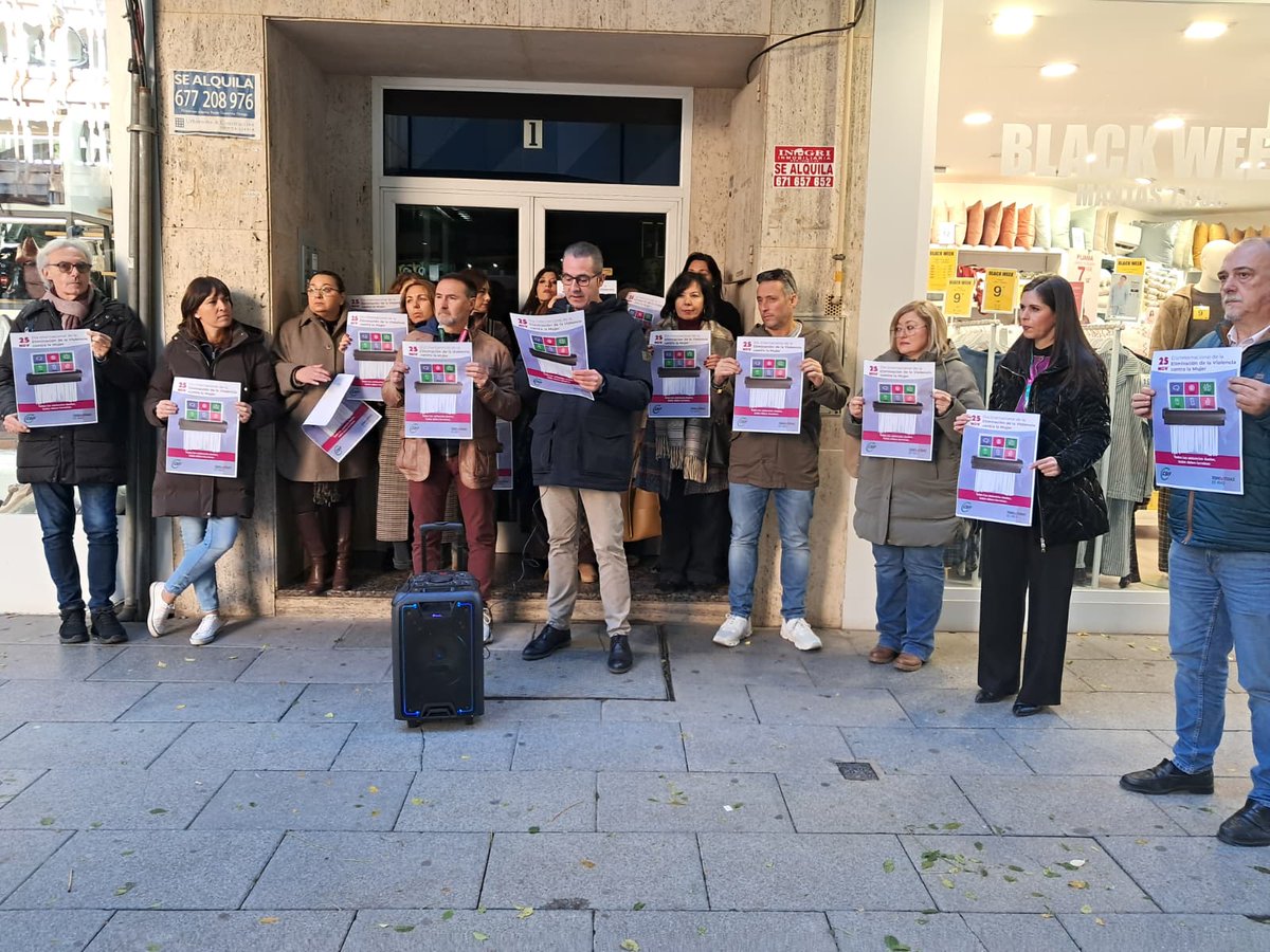 RTVEclm's tweet image. 🟣Minuto de silencio por todas las víctimas de violencia machista 
🎤Lectura del manifiesto de CSIF en Ciudad Real con el lema &apos;Todas las violencias duelen, todas deben terminar&apos;
@CSIFCLM @CSIFCIUDADREAL @rtvenoticias