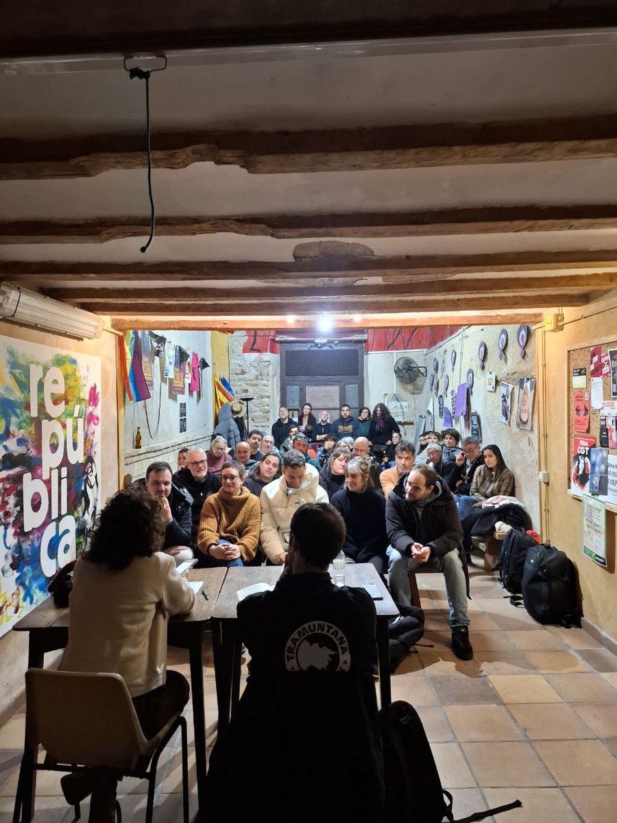 LoPanxampla's tweet photo. Divendres vam omplir el casal amb la xerrada, Palestina, I ara què?

Vam parlar sobre la Flotilla, l'experiència de desobediència i  d'organització popular. Una acció que va trencar amb el desànim actual i va generar mobilitzacions arreu del món per la llibertat de Palestina. https://t.co/xtjdFBzIq8