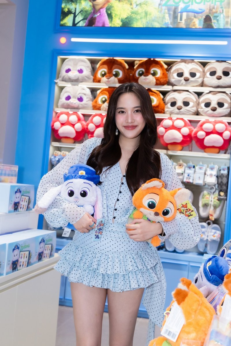 TrendyUpdate_th's tweet image. ฟรีน สโรชา สุดตื่นเต้น! MINISO Flagship Store พลิกนนทบุรีเป็น &apos;อาณาจักรของสะสม&apos;

🔗: facebook.com/share/p/1HWzCR…

FREEN MINISO CENTRAL WESTGATE
#MinisoXFreenSarocha #srchafreen #ฟรีนสโรชา #MINISO #MinisoThailand #Trendyupdates