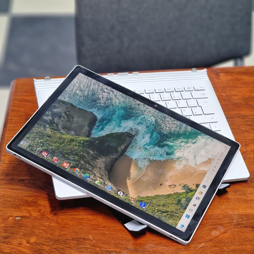 PassiTronics's tweet photo. 🔥 MICROSOFT SURFACE BOOK 1 : 2-en-1 Haut de Gamme

⚙️PERFORMANCES RAPIDES
 *Processeur : Intel Core i7 (6e Gen)
 *RAM : 8 Go
 *SSD 256 Go
 *Carte NVIDIA Dédiée (1 Go) + Intel HD

 * Écran : 13.5’’ Tactile Détachable (Mode PC ↔️ Tablette)
 
💰 PRIX : 180 000 Fcfa

💬 691 24 97 04 https://t.co/lQFj987fZm