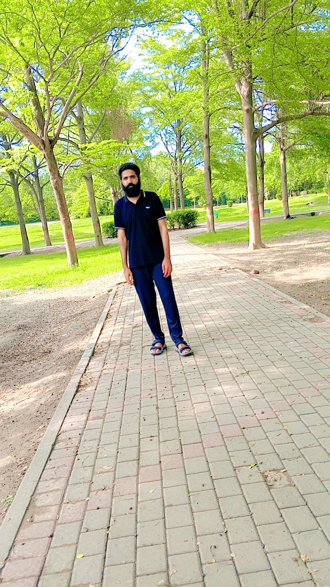 AbdullahGujjjar's tweet image. Taking a refreshing break in a green space. 

A great reminder of the importance of work-life balance and mental well-being.

#AbdullahGujjar #Refresh #Green