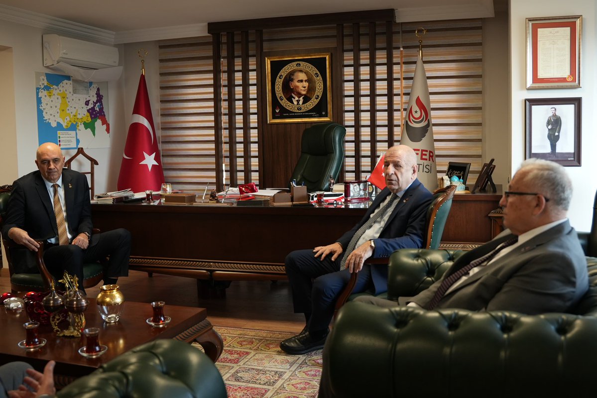 Genel Başkanımız Sayın Prof. Dr. Ümit Özdağ, Türk Silahlı Kuvvetleri'nin şerefli subayı Emekli Albay Orkun Özeller ile Genel Merkezimizde bir araya geldi.

Teröristlere "sayın", vatanseverlere "suçlu" muamelesi yapılan bu düzende; doğruları söylediği ve yaklaşan tehlikeye dikkat