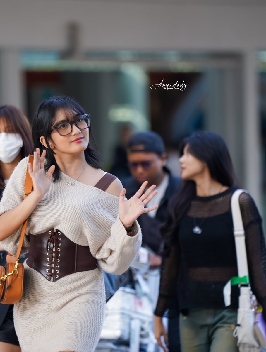 AmandailyOFC_'s tweet image. Jarak hanyalah jeda… sebab pada akhirnya, aku dan kamu tetap ditarik oleh rindu yang sama @PS_AmandaJKT48  #SelasAmanda