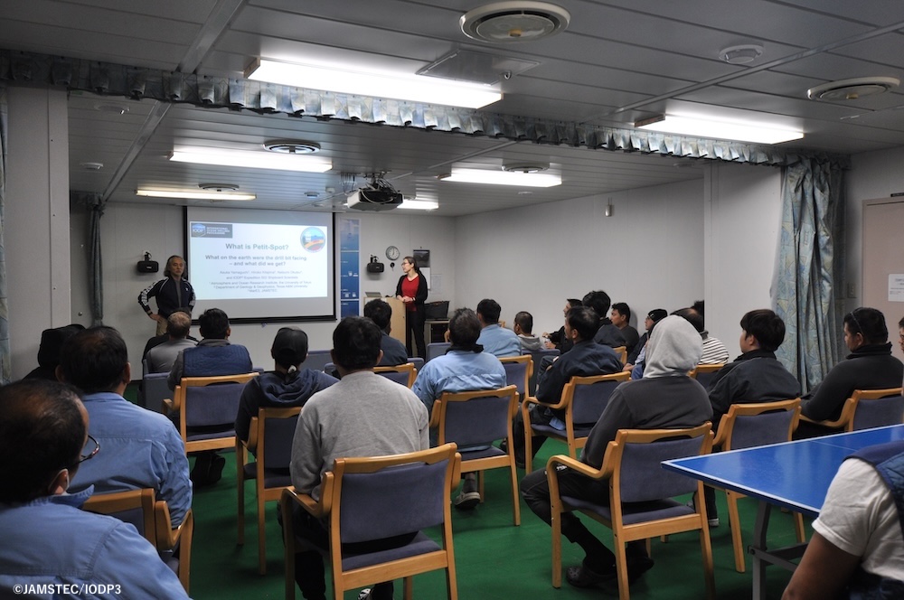 Chikyu_JAMSTEC's tweet photo. 22 Nov. 朝に仙台沖に到着し、停泊中です🚢
3週間ぶりに陸が見えたので、研究者たちも嬉しそう🥰
ラボでは本航海の片付けや次の航海の準備が始まっています🫡
また、クルー向けに共同首席研究者によるセミナーを開催📝
初心者でもとてもわかりやすく大好評でした‼️
#IODP3 #JAMSTEC #Exp502 #Chikyu https://t.co/RdiiUPB6Cl
