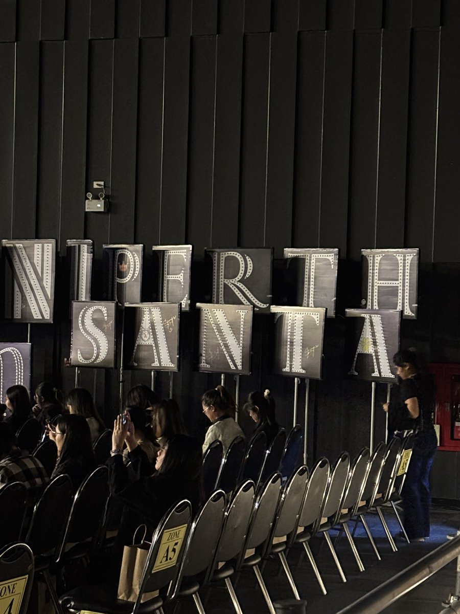 TrendforSanta's tweet image. the perthsanta led lights are ready ✨

PERTHSANTA LUMOS 2026

#GMMTV2026 

cr: @/spooknick20