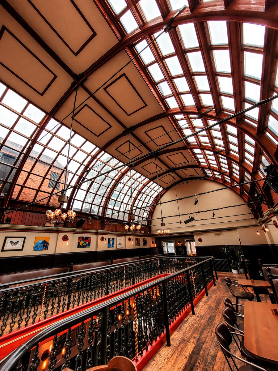 VisitNotts's tweet image. Good Morning from one of Nottingham’s most atmospheric hidden gems: The @maltcross Pub

Once a Victorian music hall, the pub still carries that incredible heritage in every corner. Step inside and look up, the stunning arched glass roof is an original feature from the 1800s,…