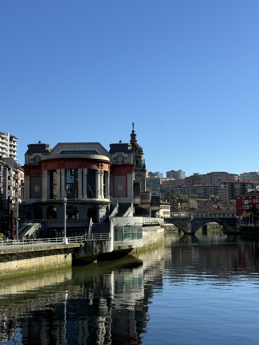 Planes para hacer en Bilbao en días de lluvia 🌧️

😋 Pintxos por el Casco Viejo
📚 Cultura en Azkuna Zentroa
🍅 Visita el Mercado de la Ribera
🎨 Museos

¡Aquí siempre hay cosas para hacer!👉 ow.ly/V7ch50XuCZK