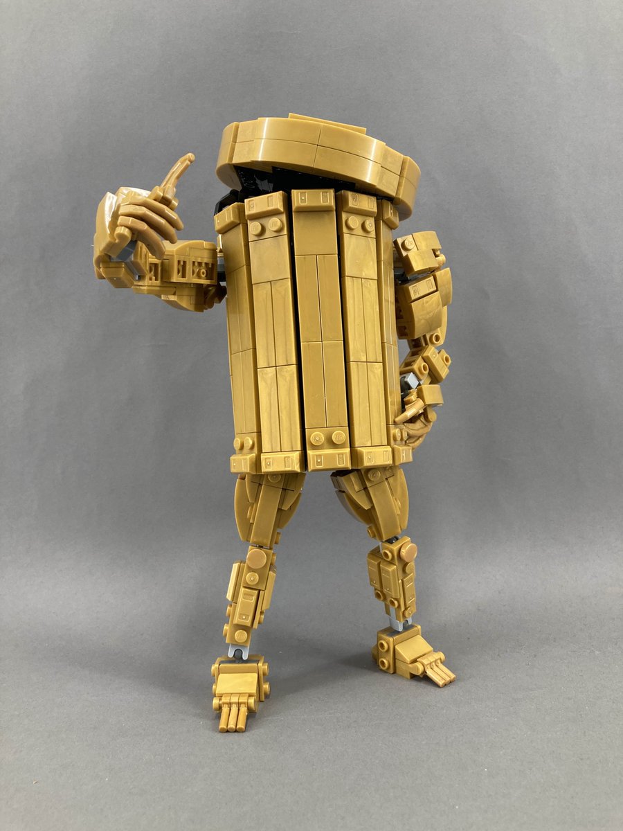 「スタレ愛☆Family( <a href="/StarrailFamily/">スタレ愛☆Family</a> )」様からのご依頼で『崩壊：スターレイル』に登場するキャラクター「黄金のゴミ箱」をレゴで制作しました！
Pearl Goldを基調としたため、パーツの制約に悩まされた作品でした！
黄金のゴミ箱のマッシブさがうまく表現できていればと思います