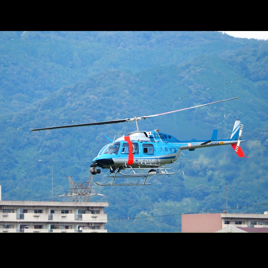風景写真＞ 八尾空港 JA6956 大阪府警 せんなり Bell 206L-4