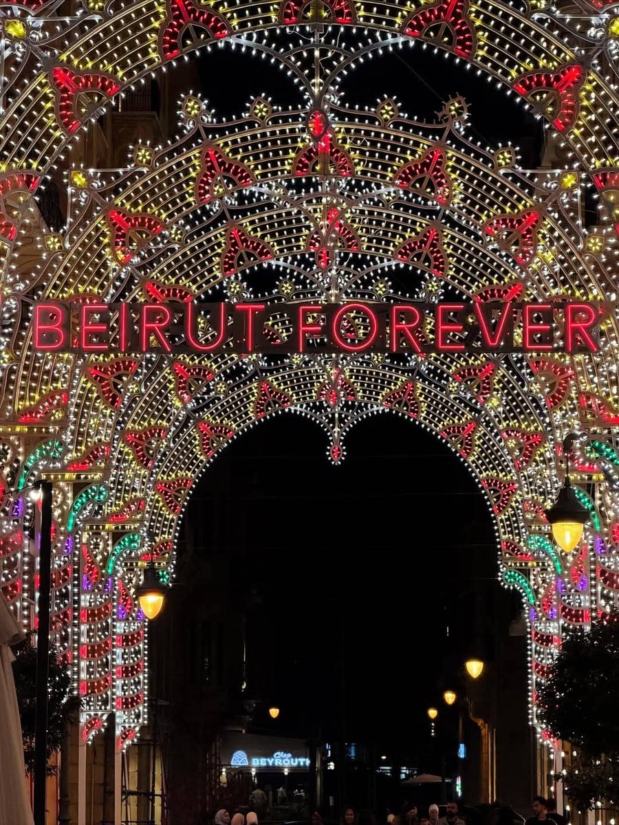 BeirutPhoto23's tweet photo. زينة وسط بيروت مش رمضانية ولا شرقية. هي من فنون الباروك والروكوكو الكاثوليكية، نفس الأقواس الضوئية بإيطاليا. كل الجدل نابع من جهل بالفن… بحث صغير بيبيّن إنو الزينة مستوحاة من احتفالات القديسين بجنوب إيطاليا. المشكلة مش بالزينة… المشكلة بسوء الفهم. https://t.co/MN7PbtX452