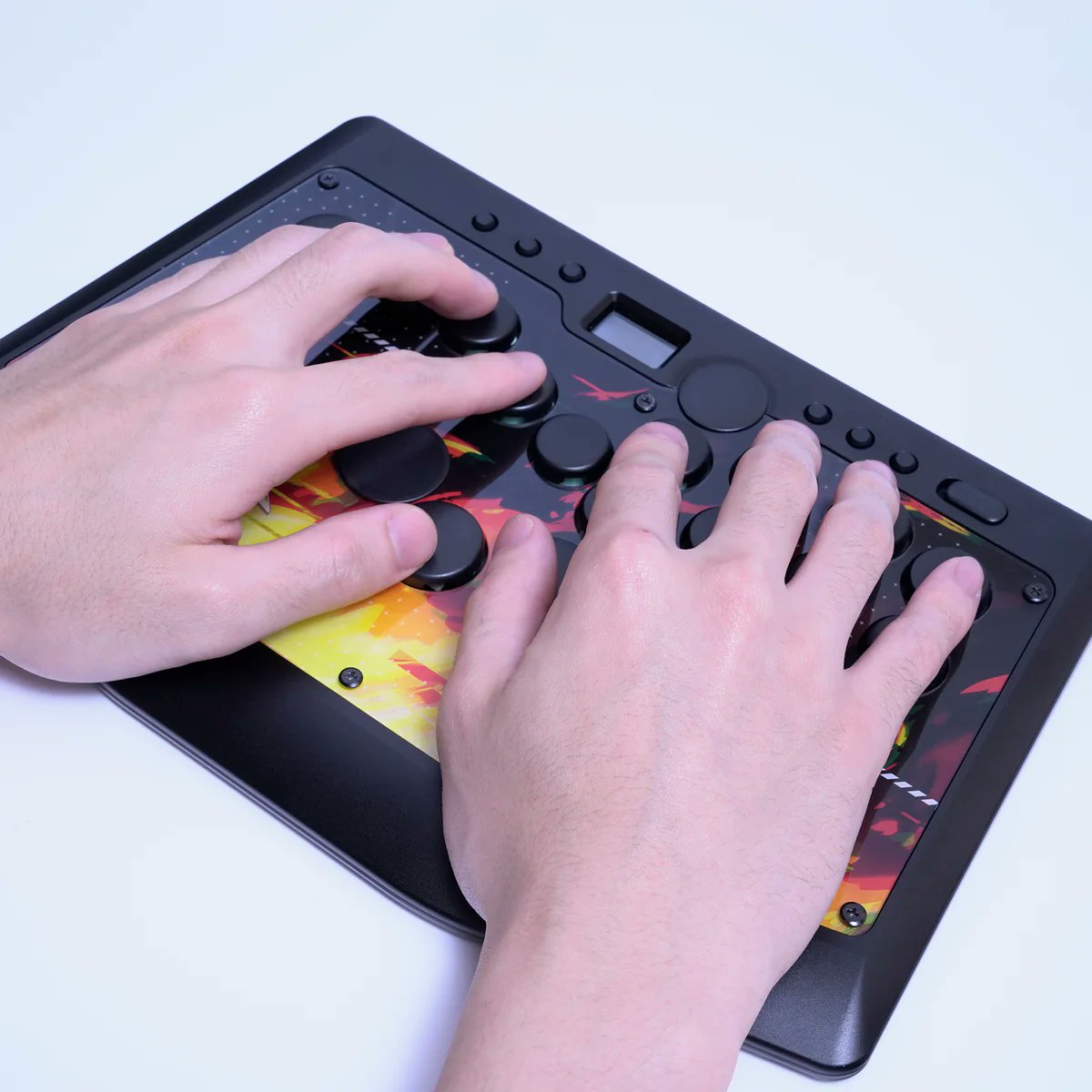 Rushboxを“自分の色”に染めよう。

人気のオリジナル天板シリーズから
新デザイン「焔（ホムラ）」が登場しました🔥

手に触れない裏側に印刷してあるので、使い込んでもデザインが剝がれにくい仕様です。
ぜひカスタマイズを楽しんでみてください！