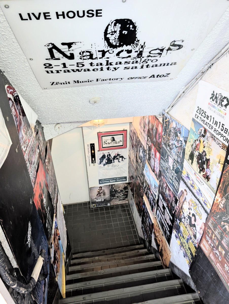 階段の実写写真立ての背景のアイデアの壁の組み合わせは穴を開けること