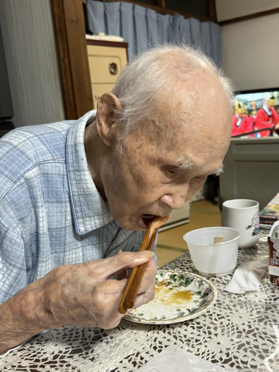 yukimuramoa's tweet image. おかんが癌治療でしばらく不在なのでおじいさんの面倒見ております
100歳爺寿司食えるのすげえ