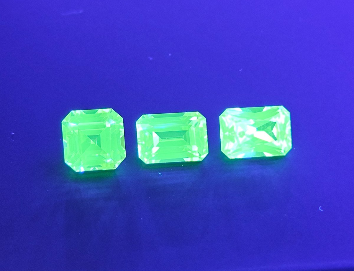 gemaca123's tweet image. 와 LuAG 컷팅하니까 진짜 방사선 나올 것 같이 쨍한 왹져그린이다👽  요거 윗치폼 올릴건데 혹시 태그 필요하신분들은 멘션 남겨주세요ㅎ  여담으로 컷팅하신 사장님께서 다 깎고 가게에 두었더니 방문하는 손님들마다 저게 뭐냐고 물어봤다고...🤭