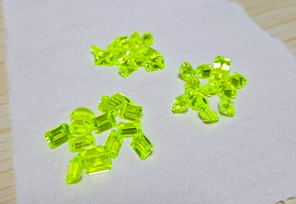 gemaca123's tweet image. 와 LuAG 컷팅하니까 진짜 방사선 나올 것 같이 쨍한 왹져그린이다👽  요거 윗치폼 올릴건데 혹시 태그 필요하신분들은 멘션 남겨주세요ㅎ  여담으로 컷팅하신 사장님께서 다 깎고 가게에 두었더니 방문하는 손님들마다 저게 뭐냐고 물어봤다고...🤭