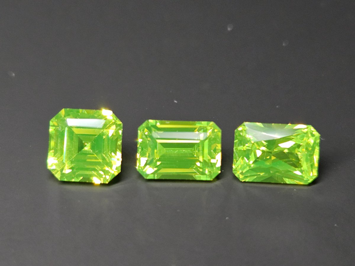 gemaca123's tweet image. 와 LuAG 컷팅하니까 진짜 방사선 나올 것 같이 쨍한 왹져그린이다👽  요거 윗치폼 올릴건데 혹시 태그 필요하신분들은 멘션 남겨주세요ㅎ  여담으로 컷팅하신 사장님께서 다 깎고 가게에 두었더니 방문하는 손님들마다 저게 뭐냐고 물어봤다고...🤭