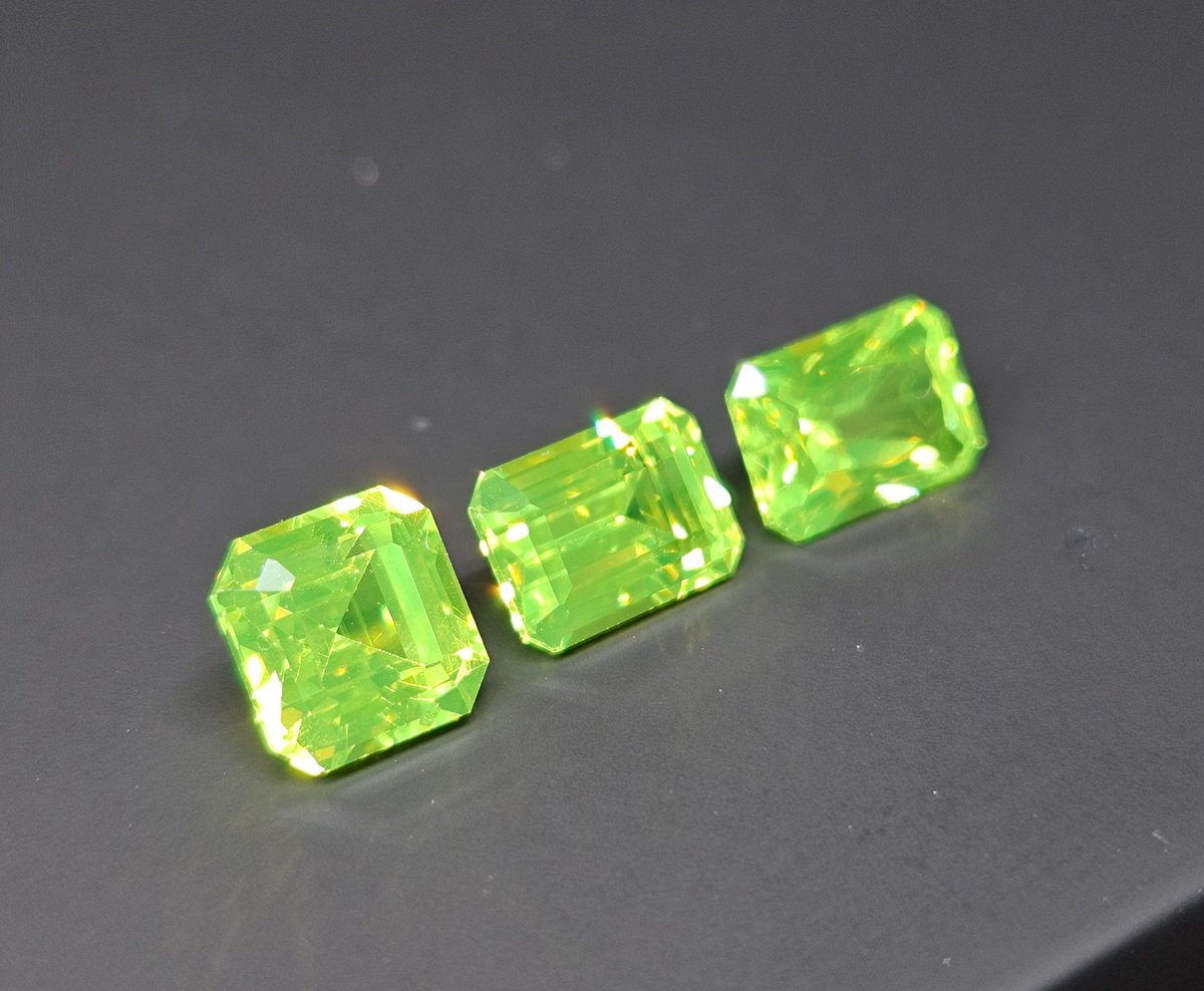 gemaca123's tweet image. 와 LuAG 컷팅하니까 진짜 방사선 나올 것 같이 쨍한 왹져그린이다👽  요거 윗치폼 올릴건데 혹시 태그 필요하신분들은 멘션 남겨주세요ㅎ  여담으로 컷팅하신 사장님께서 다 깎고 가게에 두었더니 방문하는 손님들마다 저게 뭐냐고 물어봤다고...🤭