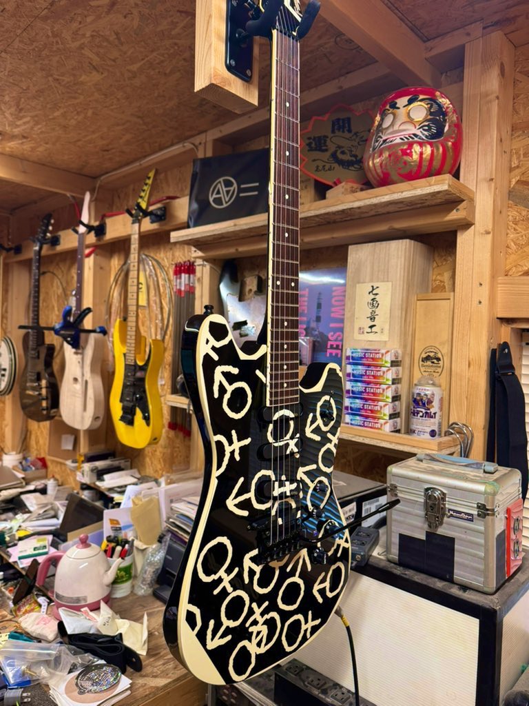 MinoShin_7th's tweet image. ネック修理完了‼️
めちゃくちゃ弾き易い👍
デッドストックでも年代物だから少しでも弾くと歪みがガツンと出て来るね
メインだった#3とほぼ同じ弦高と間隔になった💯
七画ユースケありがとう🙏✨