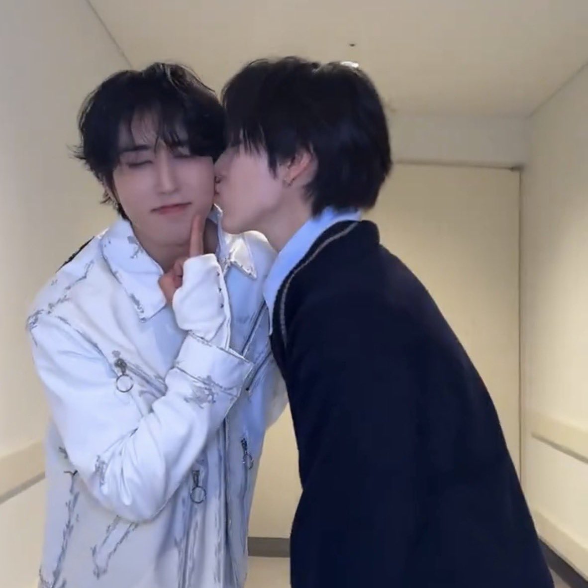 spearhyunnie's tweet image. I&apos;M CRYING THEY ARE SO CUTE