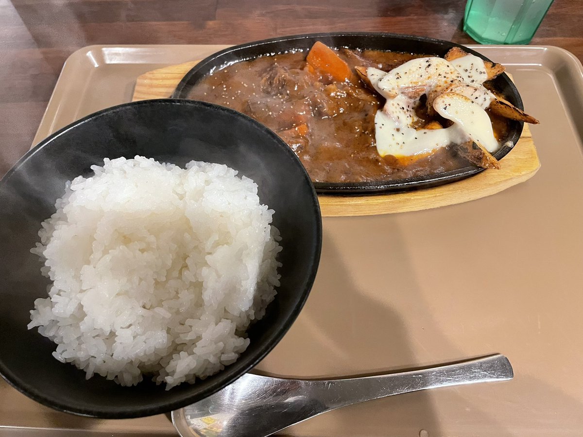 MagicSmile_ts's tweet image. 今日はキブサチセカンドでビーフシチュー
カレーつけそばの後悔に浸りつつ、美味しいご飯を頂きました…