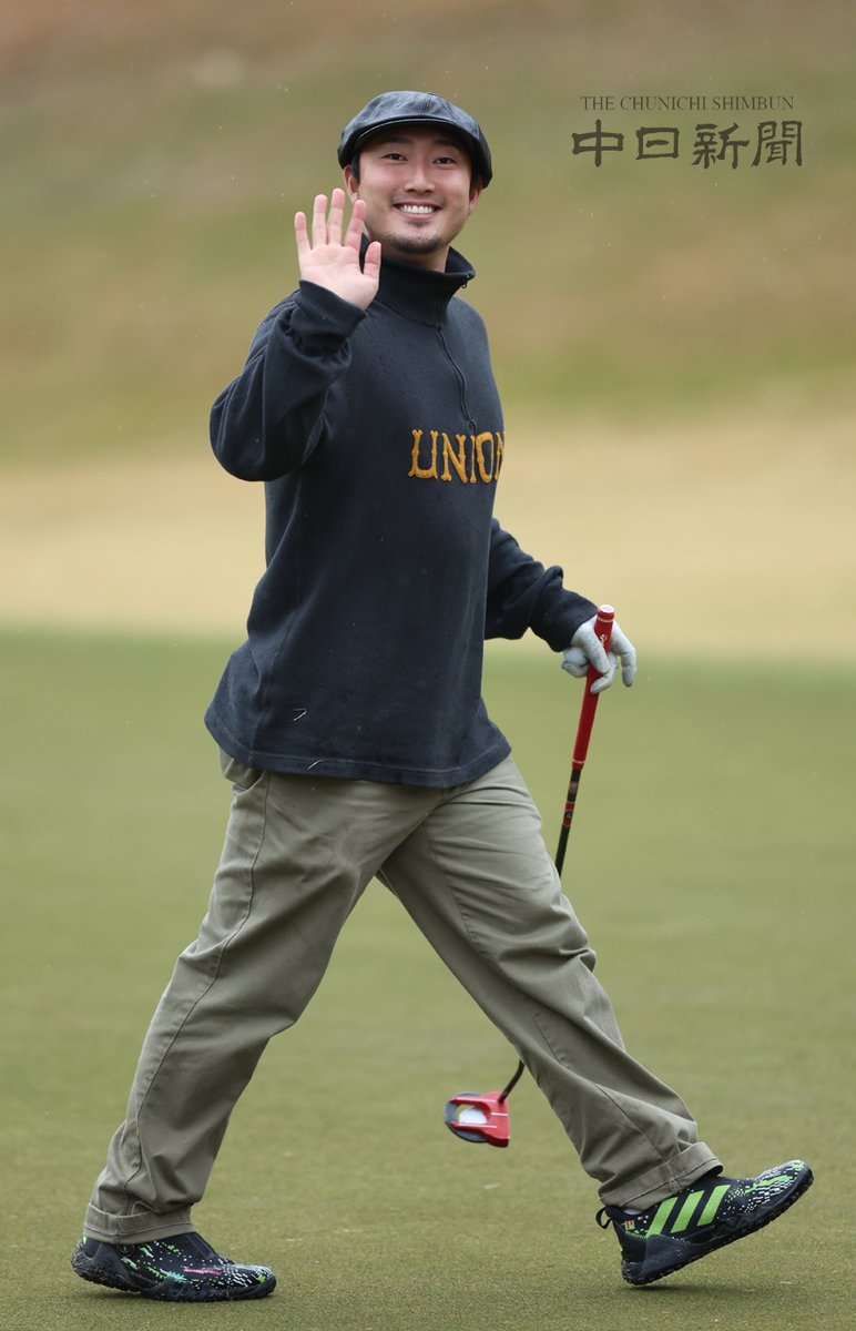 chunichiphoto's tweet image. 【ドラゴンズ】ゴルフのラウンド中にカメラに向かって手を振る藤嶋投手 #藤嶋健人 #中日新聞 #中日スポーツ