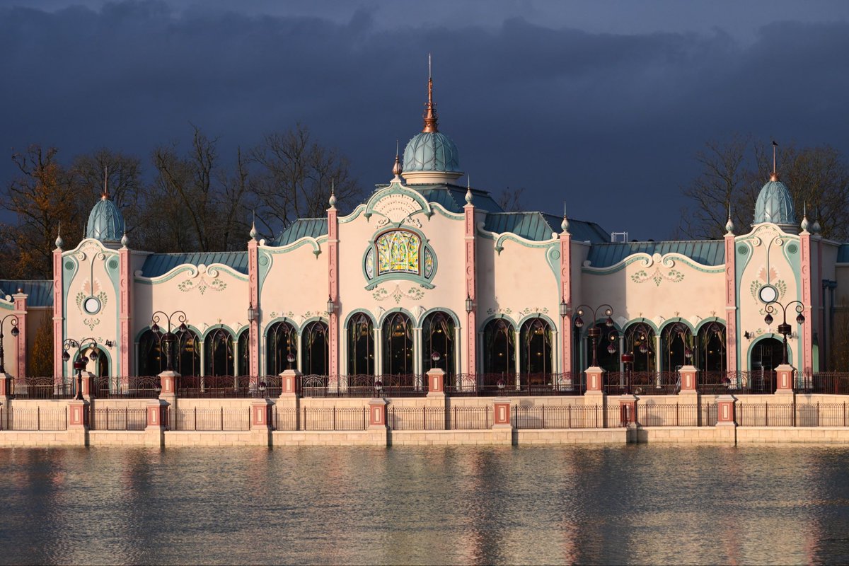 DLPWorks's tweet photo. [News] 🚨⚠️ For the first time since 1992, Disney creates an ORIGINAL LAND SOUNDTRACK for Adventure Way! 🎵

➡️ Adventure Way will feature a fully original 45 minutes musical loop, NOT BASED ON ANY MOVIES, marking the first time since 1992 that a brand-new land at #DisneylandParis receives a completely custom background score!!⚠️
➡️ Composed by Philippe Rombi, “the music blends a French touch with Hollywood-level orchestration, delivering themes that evoke nostalgia, light-hearted adventure, distant horizons, and subtle references to Disney Animation” (🎙️🗣️Michel Den Dulk).
➡️ Each area receives its own arrangement:
➖ Adventure Way (including Gazebo Garden) : full orchestral arrangement
➖ Regal View Lounge: intimate piano-only version. 
➖ Regal View Restaurant: unique royal-kind version.
➡️ The score has been crafted “to stand on its own, not merely film music, but a unique musical identity designed to shape the emotional atmosphere of the land” (🎙️🗣️Michel Den Dulk).

➡️ Learn more details as we continue to post some news about Disney Adventure World. https://t.co/s7aLKYXZoE