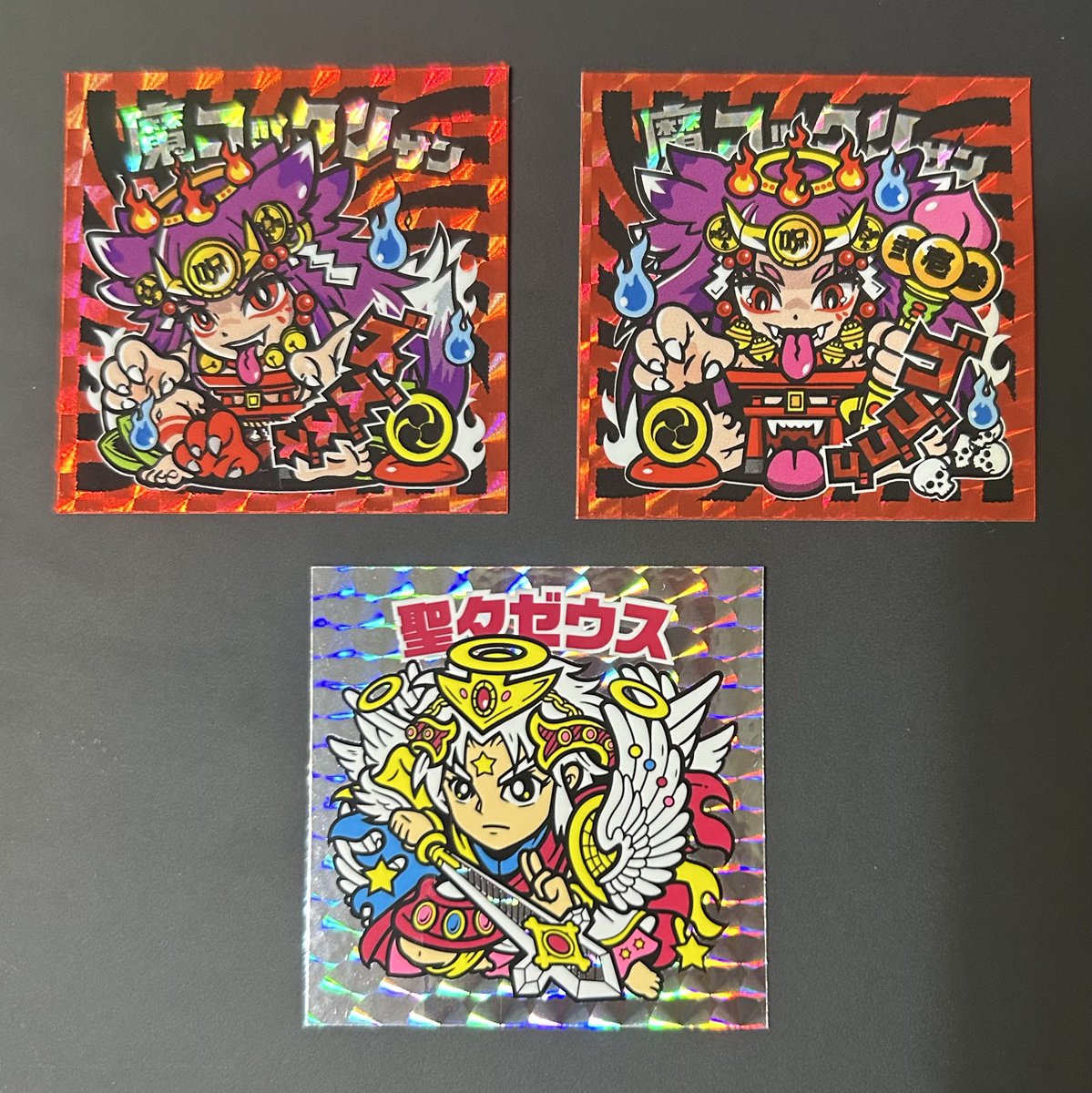 KEYVEX_design's tweet image. シルク扇プリズムは言わずもがな、魔コックリサン最高！交換シールも良いですが、初期絵のプリズムバージョン最高😆✨
（初期絵でもプリズム用にアレンジ入ってる👍）