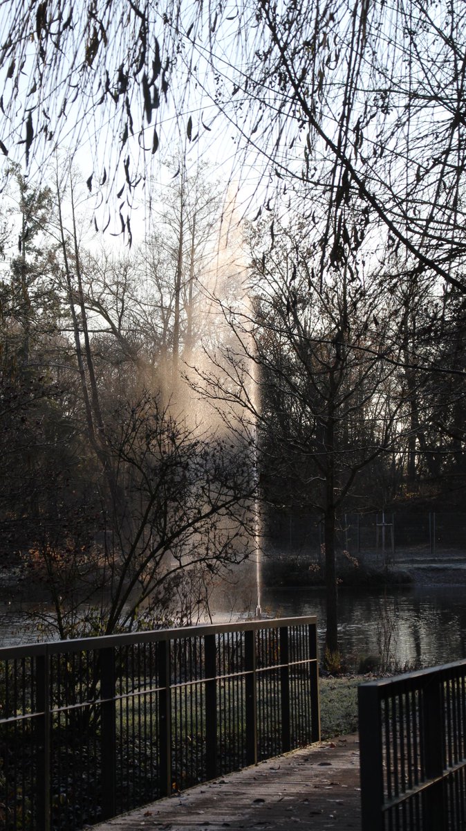 Wasser wir nach oben gespritzt, kein Wunder das es regnet 😁