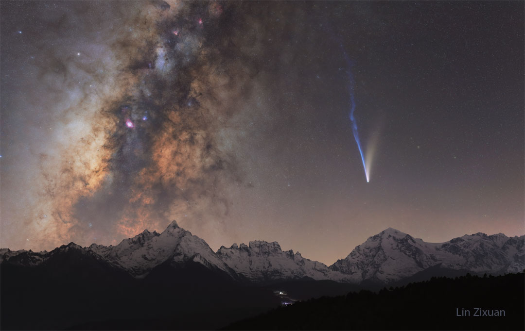 nasapod's tweet image. Comet Lemmon and the Milky Way

#CometLemmon #MilkyWay #Himalayas #Astrophotography #NightSky #Space #China #CelestialSpectacle #CosmicTrio #DustTail #IonTail #GalaxiesAndComets