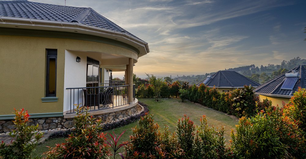 by_stays's tweet image. Spend your holiday wrapped in mountain views and natural calm at Kaije Country Cottages with a drop of luxury.
Book your stay: bystays.com/properties/cot… 
#KaijeCottages #FortPortal #MountainViews #NatureRetreat #Bystays #UgandaTravel #ExploreUganda #PeacefulStays #HolidayEscape