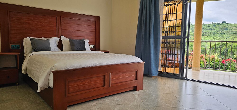 by_stays's tweet image. Spend your holiday wrapped in mountain views and natural calm at Kaije Country Cottages with a drop of luxury.
Book your stay: bystays.com/properties/cot… 
#KaijeCottages #FortPortal #MountainViews #NatureRetreat #Bystays #UgandaTravel #ExploreUganda #PeacefulStays #HolidayEscape