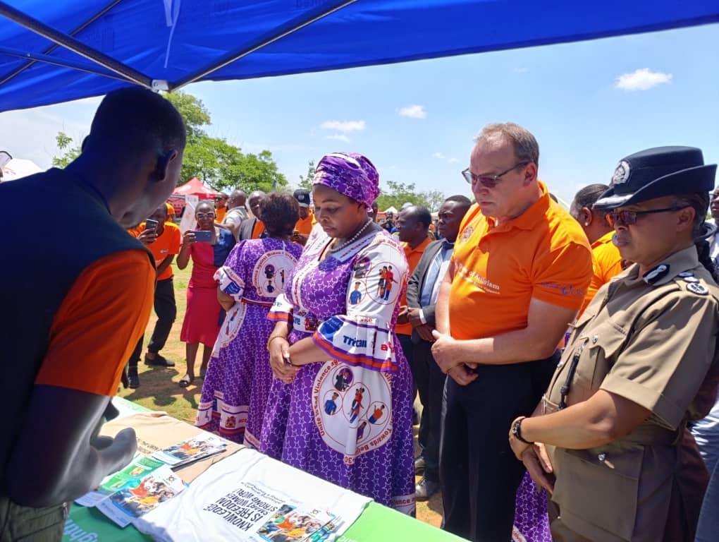 UNFPAMalawi's tweet image. Today we joined the national launch of the 16 Days of Activismin Balaka, led by Guest of Honour Hon. Mary Navicha, Minister of Gender. Representing the UN was UNFPA OIC Mr.  Delate, reaffirming our commitment to ending all forms of GBV — including cyberbullying 
 #ChooseKindness