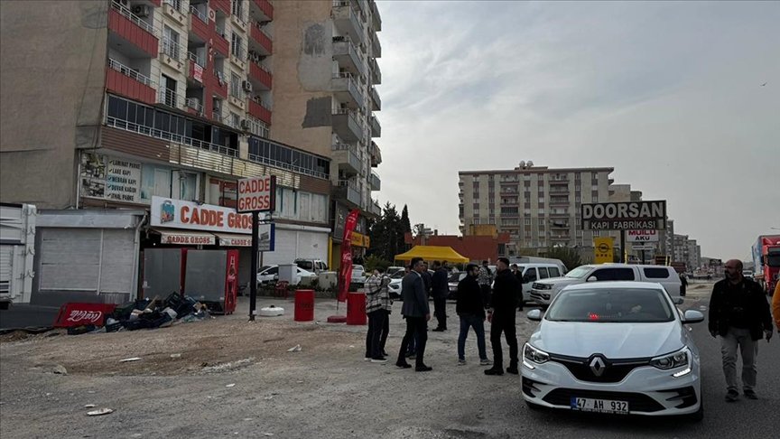 Mardin'in Kızıltepe ilçesinde bir çift ve 5 yaşındaki çocukları, evde silahla vurulmuş halde ölü bulundu

Mardin Cumhuriyet Başsavcılığınca olaya ilişkin soruşturma başlatıldı. Soruşturma kapsamında, İl Emniyet Müdürlüğü ekiplerince olayın aydınlatılması için özel bir ekip