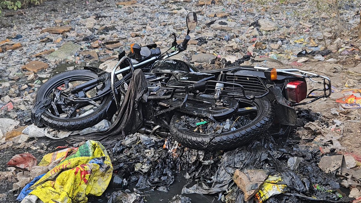 Manxrsh's tweet image. Today was one of the worst days of my life.

My brother and his friend were on their way to an exam on my Splendor (bought in Jan 2024). On the same road, another bike came close, lost balance near a huge open naala, and everything went wrong in seconds.