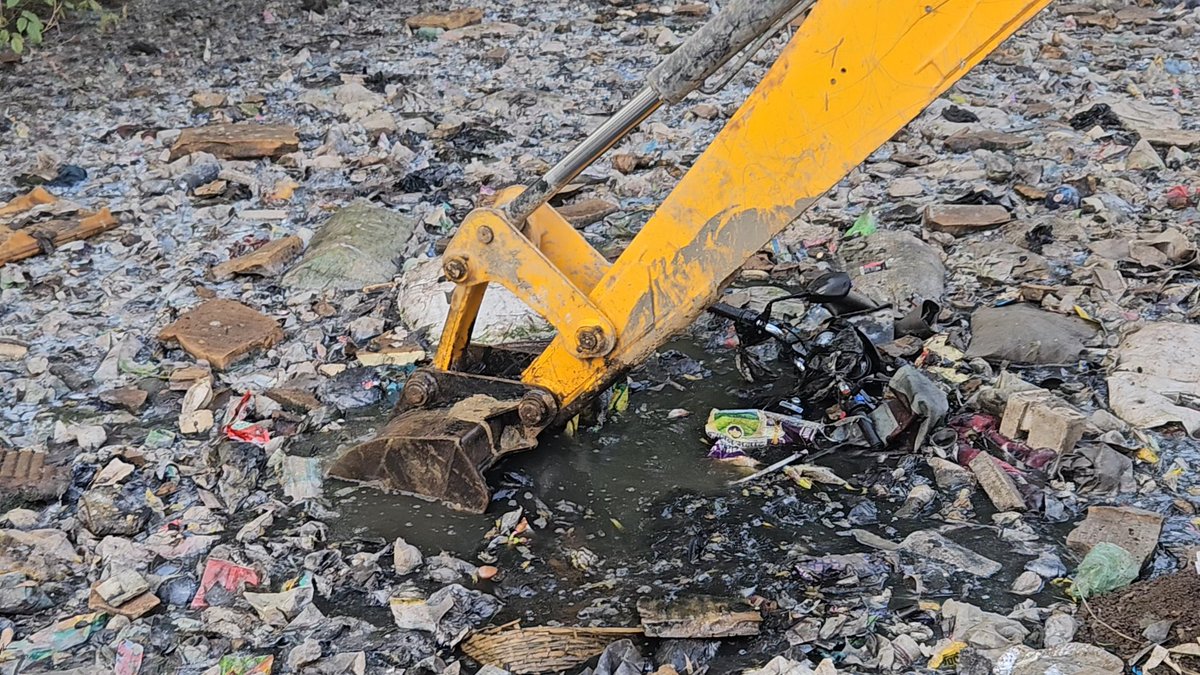 Manxrsh's tweet image. Today was one of the worst days of my life.

My brother and his friend were on their way to an exam on my Splendor (bought in Jan 2024). On the same road, another bike came close, lost balance near a huge open naala, and everything went wrong in seconds.