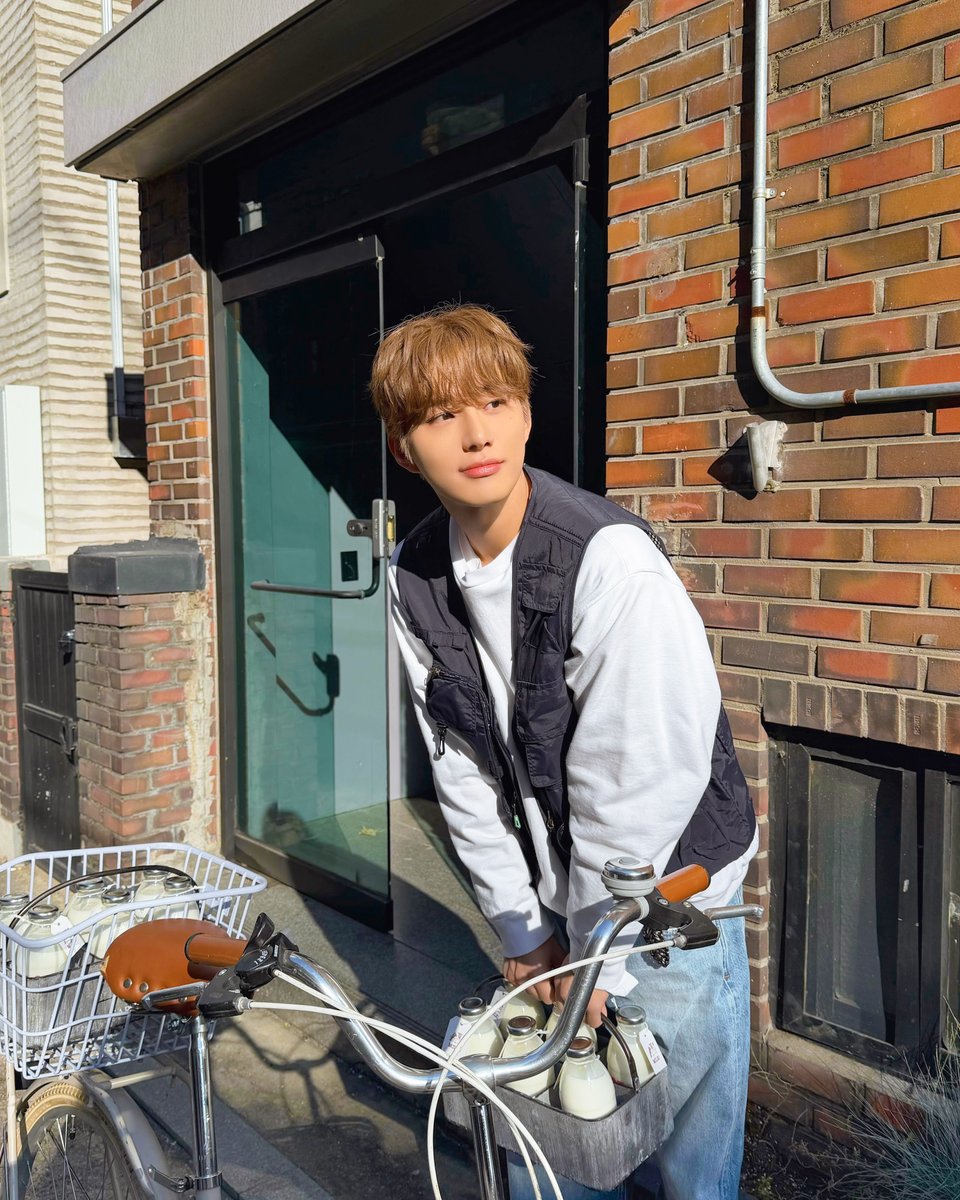 NCTsmtown's tweet photo. 어머 정우 씨! 우유 받으시는 날이죠?

#NCT #JUNGWOO #SUGAR https://t.co/P4Kyp081RO