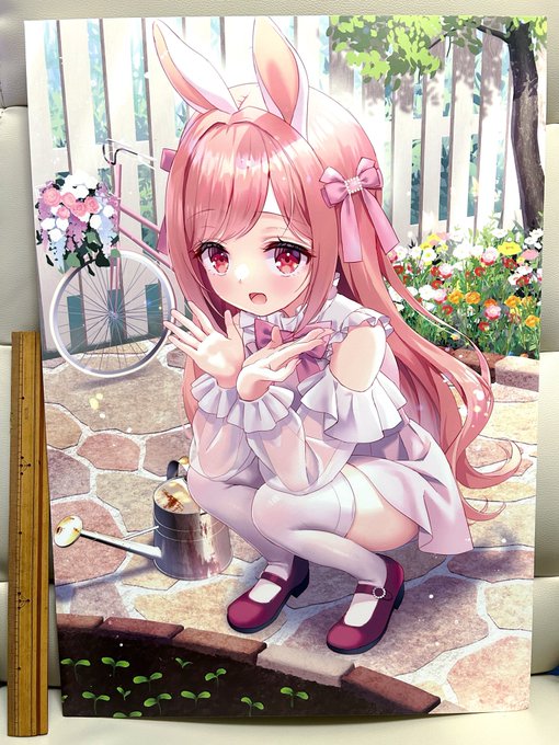 それから、「いい推しの日」企画で僅差で2番人気だったロシェちゃんの「ちとせざかガーデン」の時の展示パネルも、同絵柄タペストリーが完売したため今夜22時より販売します!
よロシェくお願いします!🐰🌱
https://t.co/2dwMnGxs4v 